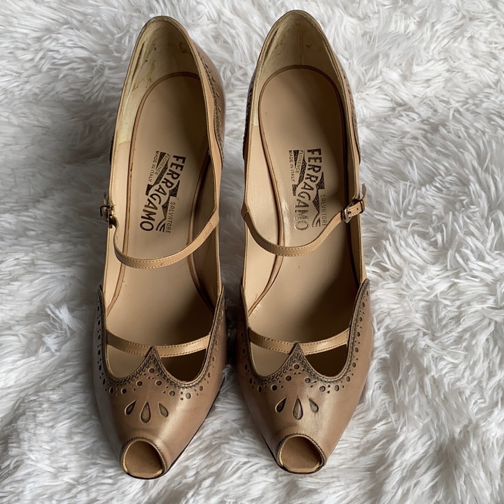 Salvatore Ferragamo Nearly New with out box a few minor flaws see pictures SZ 10